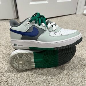 2023 Nike Air Force Shoes - 1'07 LV8 'Split - Light
Silver Deep Royal'